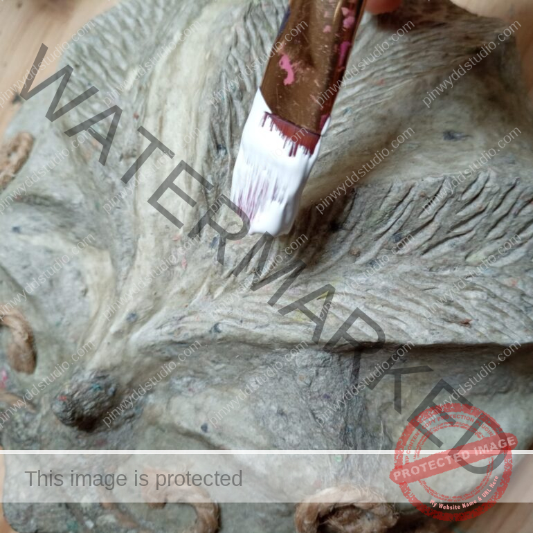 Masque fait en pâte à papier en préparation pour la peinture