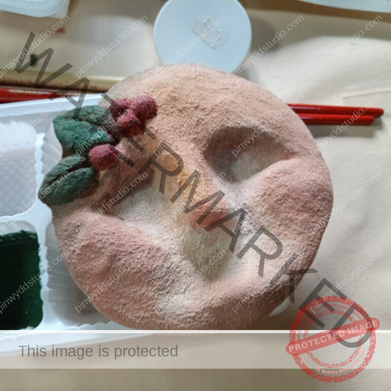 petit visage en papier terre fini en peinture naturelle, caséine chaux argile